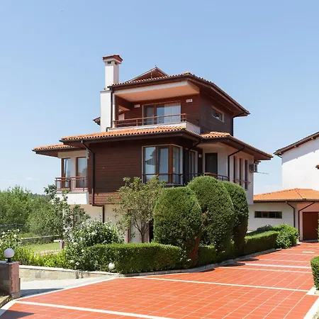 Villa In Complex Trakiyskiy Bryag Lozenets